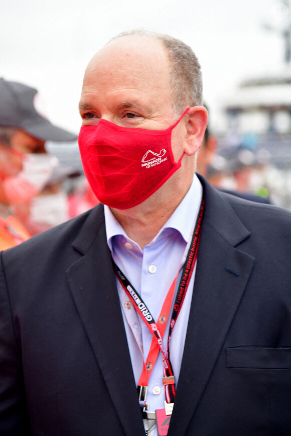 Le prince Albert II de Monaco est passé remercier les différentes équipes de Croix Rouge présentes sur le circuit du Grand Prix durant la journée des essais officiels du 78ème Grand Prix de F1 de Monaco, le 22 mai 2021. @Bruno Bebert/Bestimage