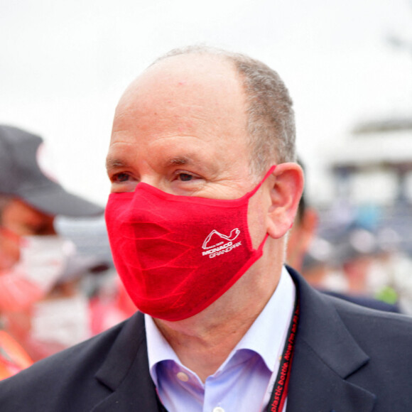 Le prince Albert II de Monaco est passé remercier les différentes équipes de Croix Rouge présentes sur le circuit du Grand Prix durant la journée des essais officiels du 78ème Grand Prix de F1 de Monaco, le 22 mai 2021. @Bruno Bebert/Bestimage