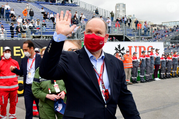 Le prince Albert II de Monaco est passé remercier les différentes équipes de Croix Rouge présentes sur le circuit du Grand Prix durant la journée des essais officiels du 78ème Grand Prix de F1 de Monaco, le 22 mai 2021. @Bruno Bebert/Bestimage