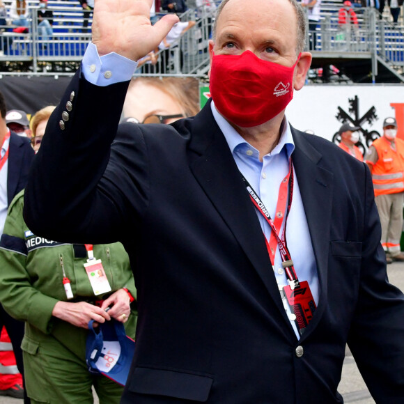Le prince Albert II de Monaco est passé remercier les différentes équipes de Croix Rouge présentes sur le circuit du Grand Prix durant la journée des essais officiels du 78ème Grand Prix de F1 de Monaco, le 22 mai 2021. @Bruno Bebert/Bestimage