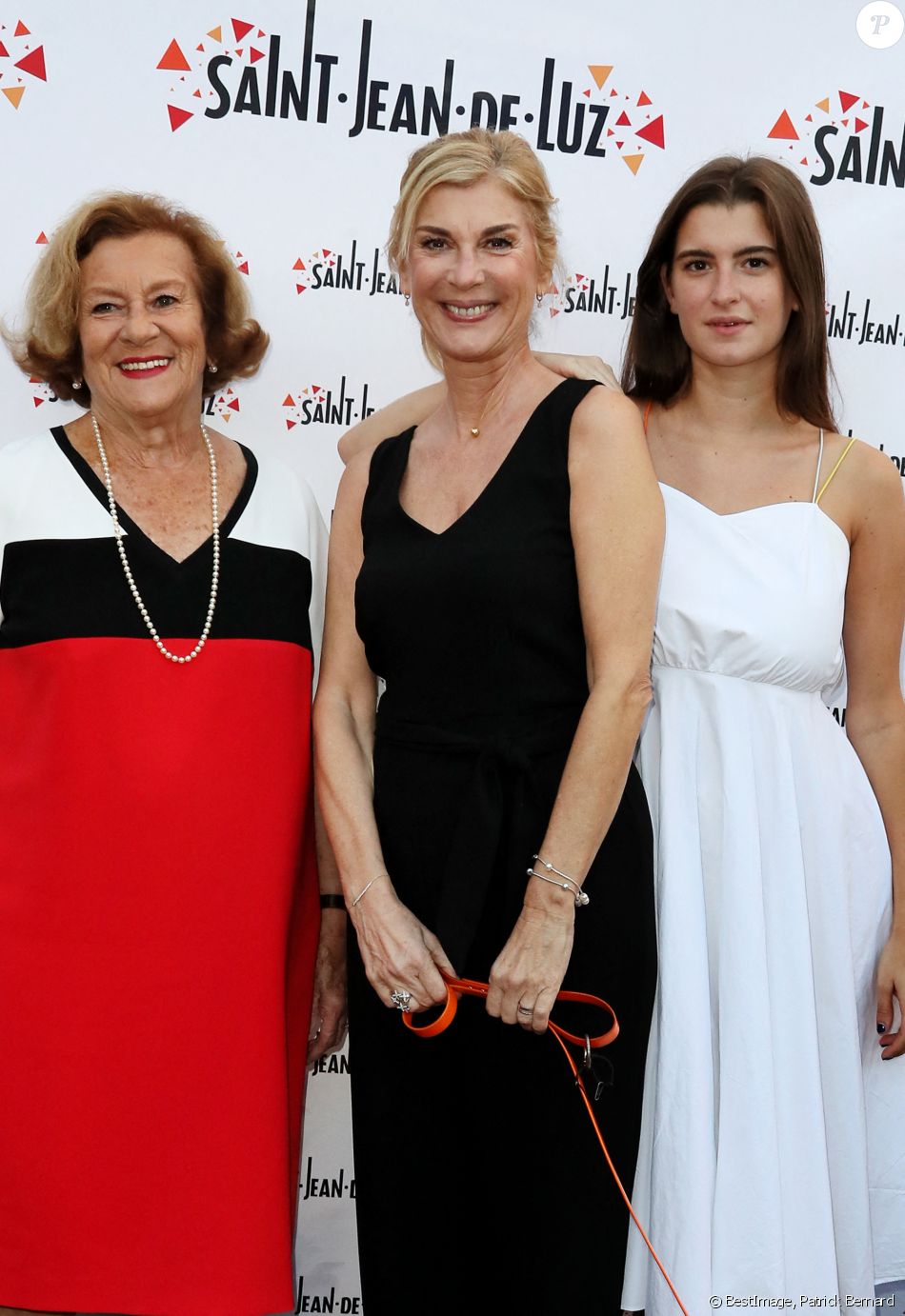 Michèle Laroque présidente du jury et également réalisatrice et actrice de son film " Brillantissime" pose avec sa mère Doina, sa fille Oriane Deschamps et sa chienne Emy qui jouent dans le film, durant le 4ème Festival International du film de Saint-Jean-De-Luz le 7 Octobre 2017. © Patrick Bernard/Bestimage