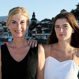 Michèle Laroque présidente du jury et également réalisatrice et actrice de son film " Brillantissime" pose avec sa mère Doina, sa fille Oriane Deschamps et sa chienne Emy qui jouent dans le film, durant le 4ème Festival International du film de Saint-Jean-De-Luz le 7 Octobre 2017. © Patrick Bernard/Bestimage