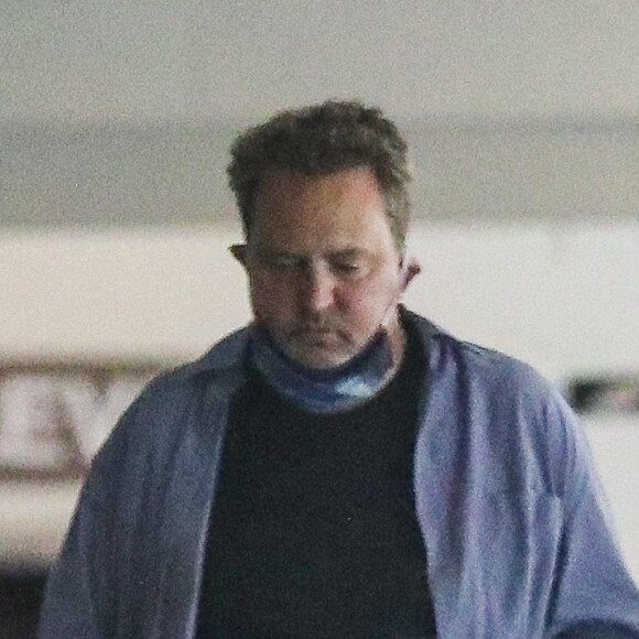 Exclusif - Matthew Perry est allé acheter des cigarettes et des cafés à emporter avec des amis dans le quartier de Beverly Hills à Los Angeles, le 20 août 2020.