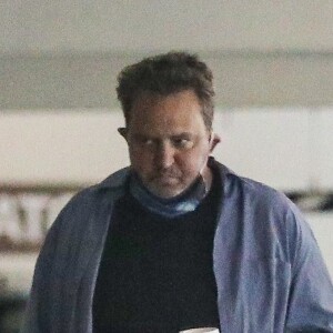 Exclusif - Matthew Perry est allé acheter des cigarettes et des cafés à emporter avec des amis dans le quartier de Beverly Hills à Los Angeles, le 20 août 2020.