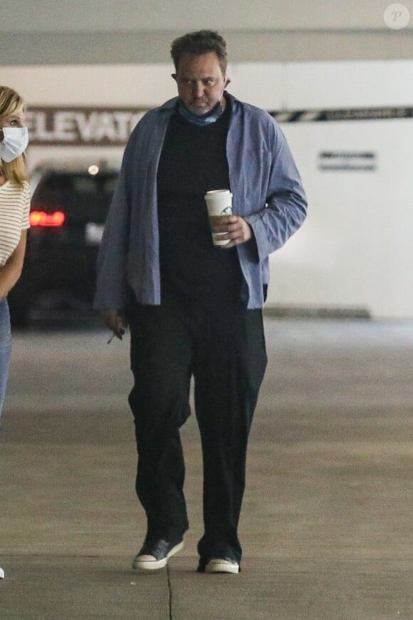 Exclusif - Matthew Perry est allé acheter des cigarettes et des cafés à emporter avec des amis dans le quartier de Beverly Hills à Los Angeles, le 20 août 2020.