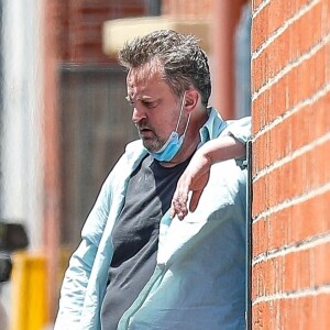 Exclusif - Matthew Perry, à la sortie d'un building à Beverly Hills, Los Angeles, le 29 juin 2020.