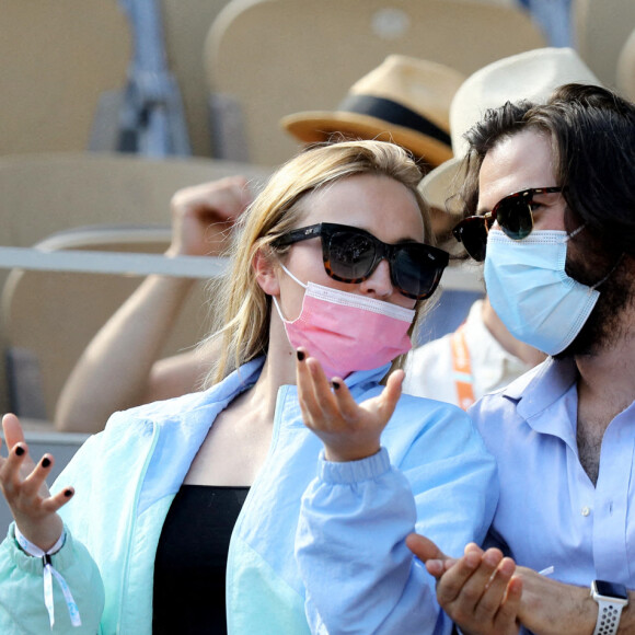 hloé Jouannet et Nikola Lange (créateur de la série "Derby Girl") dans les tribunes du tournoi de Roland Garros à Paris, le 30 mai 2021. © Dominique Jacovides/Bestimage
