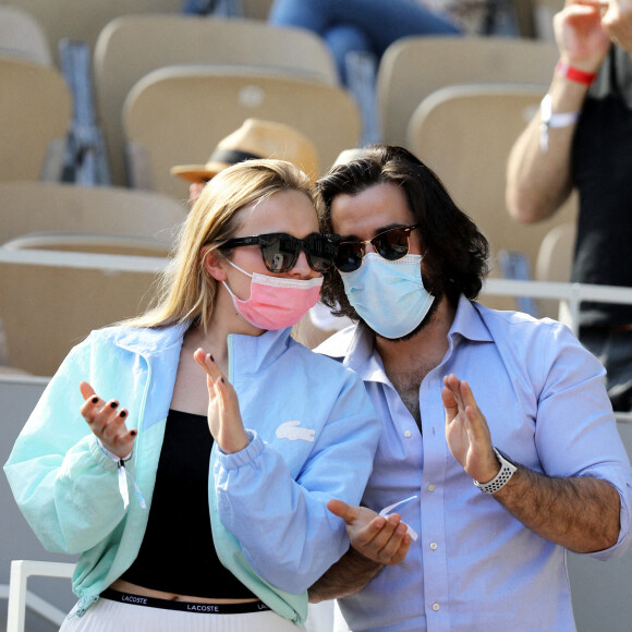 hloé Jouannet et Nikola Lange (créateur de la série "Derby Girl") dans les tribunes du tournoi de Roland Garros à Paris, le 30 mai 2021. © Dominique Jacovides/Bestimage