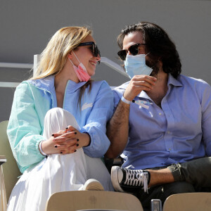 hloé Jouannet et Nikola Lange (créateur de la série "Derby Girl") dans les tribunes du tournoi de Roland Garros à Paris, le 30 mai 2021. © Dominique Jacovides/Bestimage