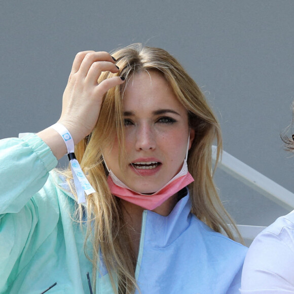 hloé Jouannet et Nikola Lange (créateur de la série "Derby Girl") dans les tribunes du tournoi de Roland Garros à Paris, le 30 mai 2021. © Dominique Jacovides/Bestimage
