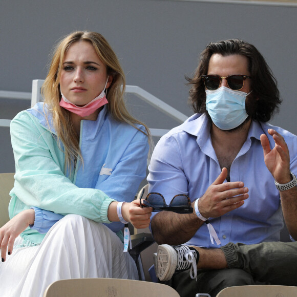 hloé Jouannet et Nikola Lange (créateur de la série "Derby Girl") dans les tribunes du tournoi de Roland Garros à Paris. © Dominique Jacovides/Bestimage