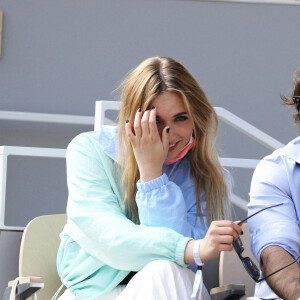 hloé Jouannet et Nikola Lange (créateur de la série "Derby Girl") dans les tribunes du tournoi de Roland Garros à Paris, le 30 mai 2021. © Dominique Jacovides/Bestimage