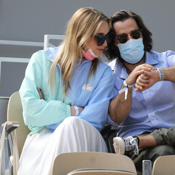 hloé Jouannet et Nikola Lange (créateur de la série "Derby Girl") dans les tribunes du tournoi de Roland Garros à Paris, le 30 mai 2021. © Dominique Jacovides/Bestimage