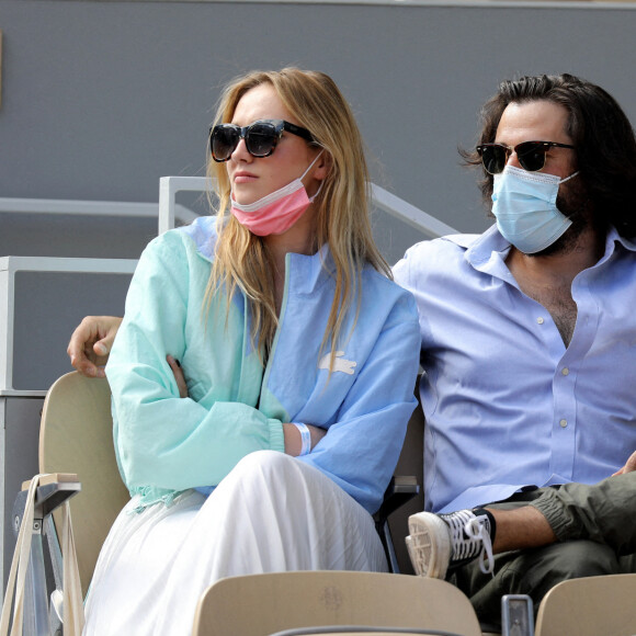 hloé Jouannet et Nikola Lange (créateur de la série "Derby Girl") dans les tribunes du tournoi de Roland Garros à Paris, le 30 mai 2021. © Dominique Jacovides/Bestimage