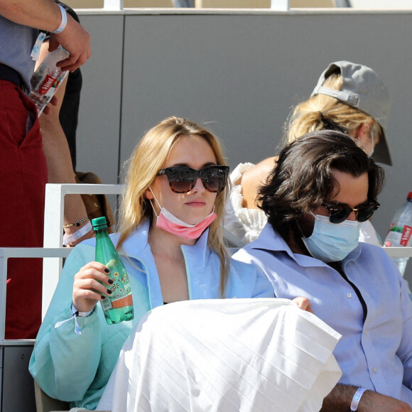 hloé Jouannet et Nikola Lange (créateur de la série "Derby Girl") dans les tribunes du tournoi de Roland Garros à Paris, le 30 mai 2021. © Dominique Jacovides/Bestimage