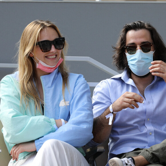 hloé Jouannet et Nikola Lange (créateur de la série "Derby Girl") dans les tribunes du tournoi de Roland Garros à Paris, le 30 mai 2021. © Dominique Jacovides/Bestimage