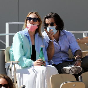 hloé Jouannet et Nikola Lange (créateur de la série "Derby Girl") dans les tribunes du tournoi de Roland Garros à Paris, le 30 mai 2021. © Dominique Jacovides/Bestimage