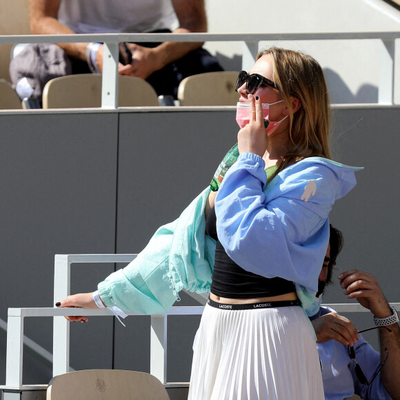 hloé Jouannet et Nikola Lange (créateur de la série "Derby Girl") dans les tribunes du tournoi de Roland Garros à Paris, le 30 mai 2021. © Dominique Jacovides/Bestimage