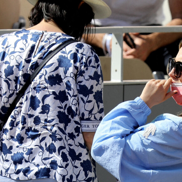 hloé Jouannet et Nikola Lange (créateur de la série "Derby Girl") dans les tribunes du tournoi de Roland Garros à Paris, le 30 mai 2021. © Dominique Jacovides/Bestimage