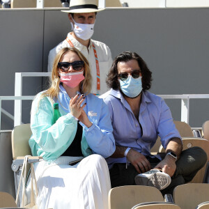 hloé Jouannet et Nikola Lange (créateur de la série "Derby Girl") dans les tribunes du tournoi de Roland Garros à Paris, le 30 mai 2021. © Dominique Jacovides/Bestimage