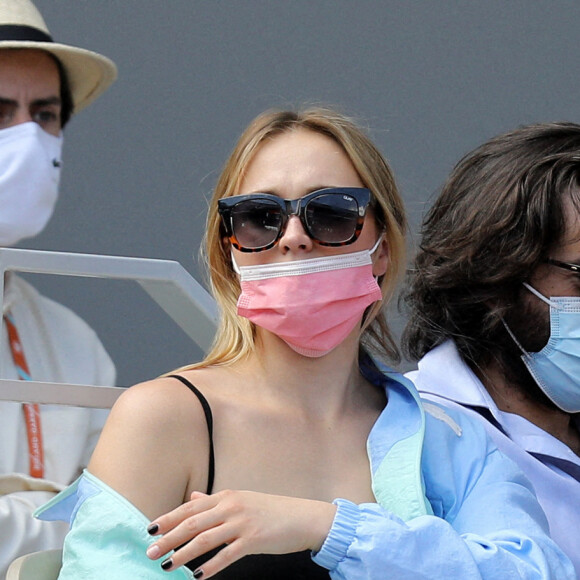 hloé Jouannet et Nikola Lange (créateur de la série "Derby Girl") dans les tribunes du tournoi de Roland Garros à Paris, le 30 mai 2021. © Dominique Jacovides/Bestimage