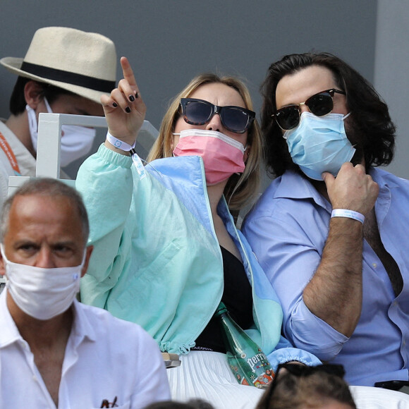 hloé Jouannet et Nikola Lange (créateur de la série "Derby Girl") dans les tribunes du tournoi de Roland Garros à Paris, le 30 mai 2021. © Dominique Jacovides/Bestimage