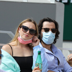 hloé Jouannet et Nikola Lange (créateur de la série "Derby Girl") dans les tribunes du tournoi de Roland Garros à Paris, le 30 mai 2021. © Dominique Jacovides/Bestimage