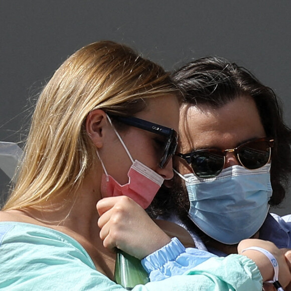 hloé Jouannet et Nikola Lange (créateur de la série "Derby Girl") dans les tribunes du tournoi de Roland Garros à Paris, le 30 mai 2021. © Dominique Jacovides/Bestimage
