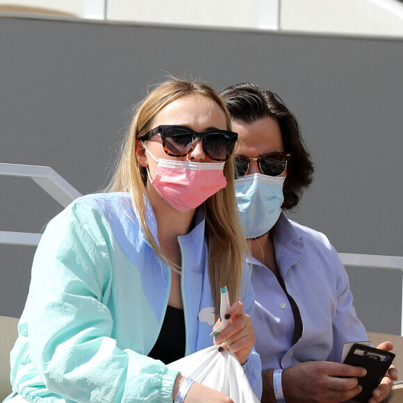 hloé Jouannet et Nikola Lange (créateur de la série "Derby Girl") dans les tribunes du tournoi de Roland Garros à Paris, le 30 mai 2021. © Dominique Jacovides/Bestimage