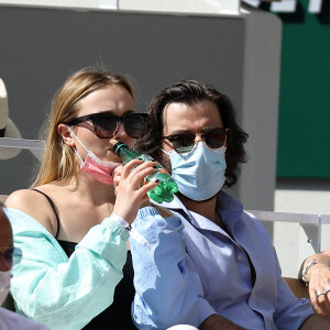 hloé Jouannet et Nikola Lange (créateur de la série "Derby Girl") dans les tribunes du tournoi de Roland Garros à Paris, le 30 mai 2021. © Dominique Jacovides/Bestimage