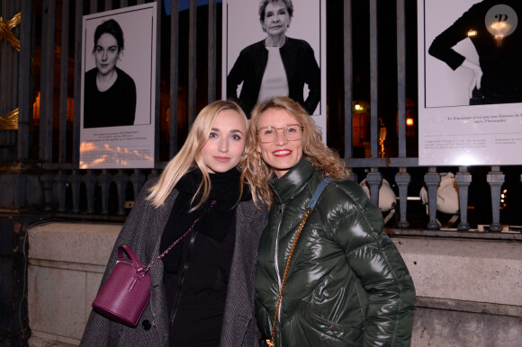 Chloé Jouannet et sa mère Alexandra Lamy au vernissage de l'exposition photos "Libres et égales" à l'occasion de la journée internationale des droits des femmes sur les grilles de la cour d'appel à Paris, France.