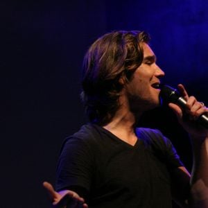 Amaury Vassili rend hommage à Mike Brant, le 24 avril 2015.