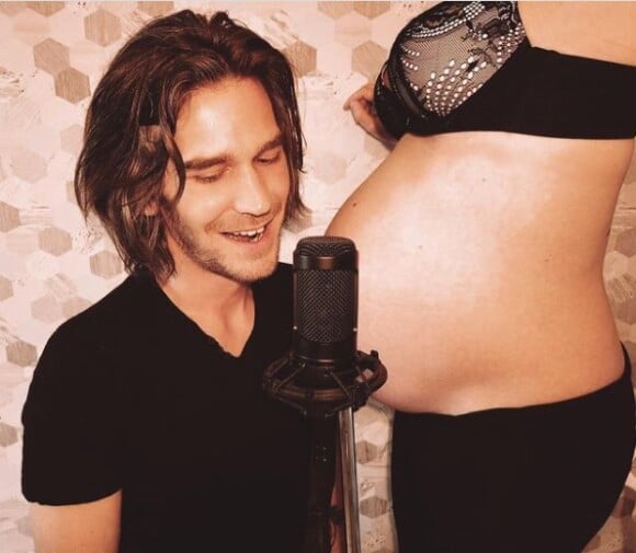 Amaury Vassili et sa compagne Stéphanie, enceinte, sur Instagram. Le 14 mai 2021.