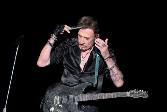 Exclusif - Johnny Hallyday se recoiffe sur scene lors de son concert au POPB de Bercy a Paris - Jour 2 de la tournee "Born Rocker Tour". Le 16 juin 2013  