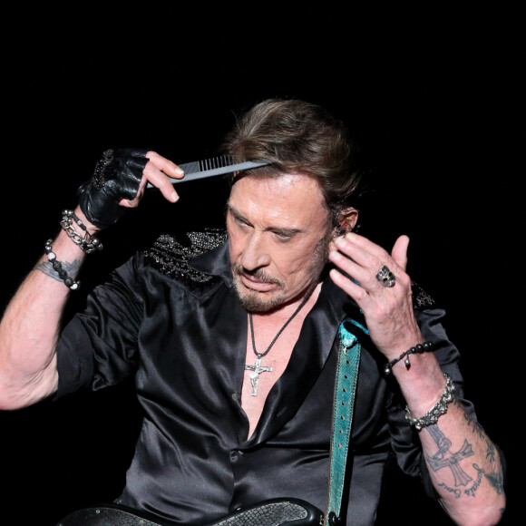 Exclusif - Johnny Hallyday se recoiffe sur scene lors de son concert au POPB de Bercy a Paris - Jour 2 de la tournee "Born Rocker Tour". Le 16 juin 2013  