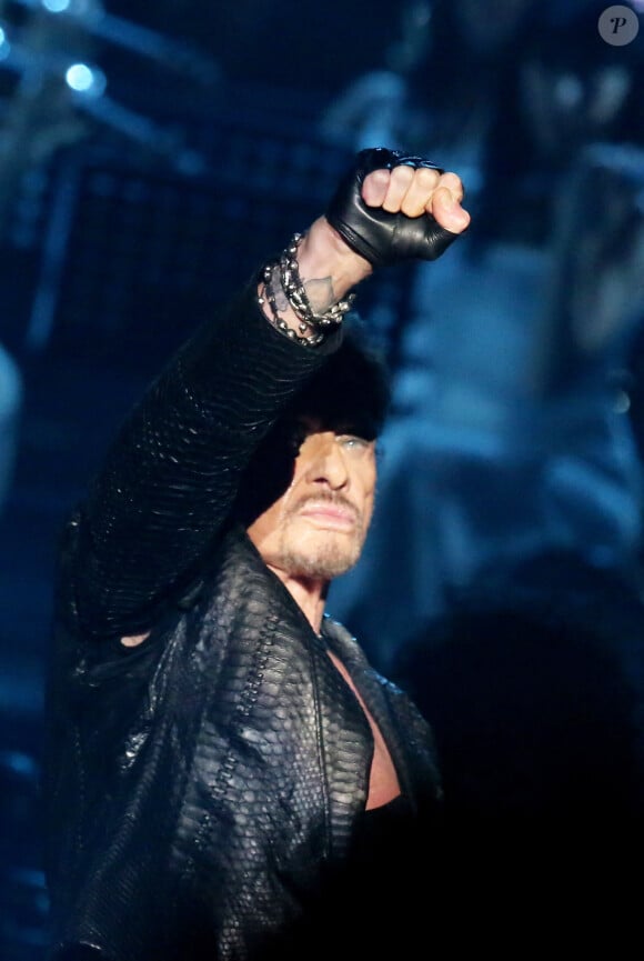 Exclusif - Johnny Hallyday se recoiffe sur scene lors de son concert au POPB de Bercy a Paris - Jour 2 de la tournee "Born Rocker Tour". Le 16 juin 2013  