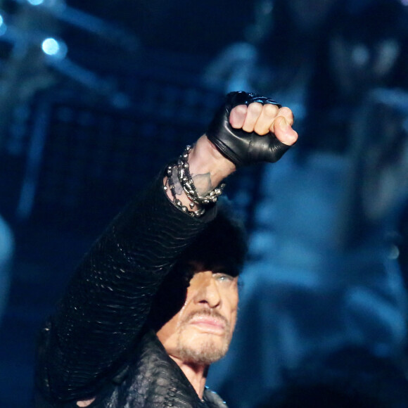 Exclusif - Johnny Hallyday se recoiffe sur scene lors de son concert au POPB de Bercy a Paris - Jour 2 de la tournee "Born Rocker Tour". Le 16 juin 2013  