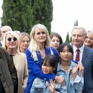 Laeticia Hallyday et ses filles Jade et Joy avec Jean-Luc Moudenc (Maire de Toulouse) - Laeticia Hallyday et ses filles Jade et Joy inaugurent une esplanade portant le nom de Johnny Hallyday située en face du Zénith de Toulouse, le 15 juin 2019, date hautement symbolique puisque le rockeur aurait eu 76 ans. © Frédéric Maligne/Bestimage 