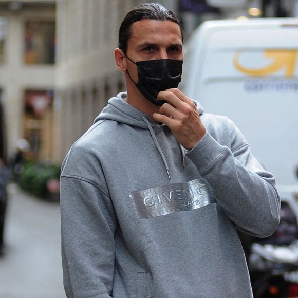 Le footballeur suédois de l'AC Milan Zlatan Ibrahimovic quitte un restaurant à Milan avec Ignazio Abate, l'ancien défenseur milanais et deux autres amis le 21 mai 2021.