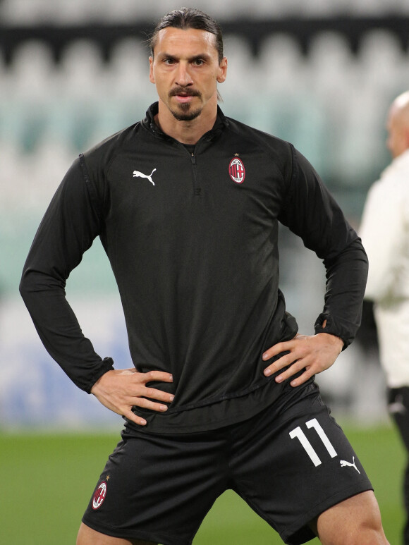 Zlatan Ibrahimovitch s'échauffe avant le match entre Milan AC et la Juventus à Turin (3-0), le 9 mai 2021.