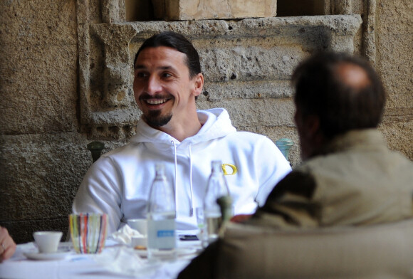 Zlatan Ibrahimovic déjeune avec des amis, dont Ignazio Abate, en terrasse à Milan, le 3 mai 2021.