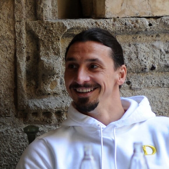 Zlatan Ibrahimovic déjeune avec des amis, dont Ignazio Abate, en terrasse à Milan, le 3 mai 2021.