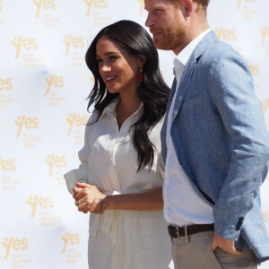 Le prince Harry, duc de Sussex, et Meghan Markle, duchesse de Sussex, rencontrent des jeunes entrepreneurs locaux à Tembisa, Afrique du Sud, le 2 octobre 2019.