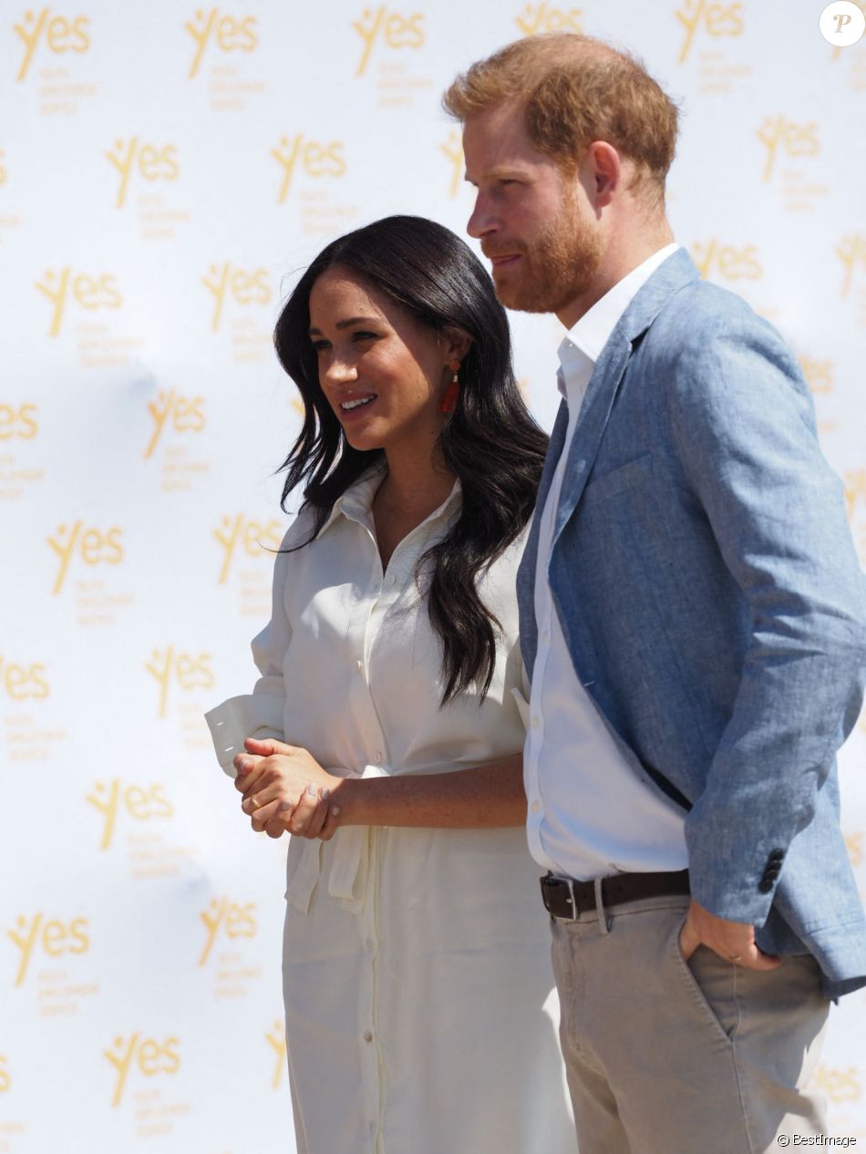 Le prince Harry, duc de Sussex, et Meghan Markle, duchesse de Sussex, rencontrent des jeunes entrepreneurs locaux à Tembisa, Afrique du Sud, le 2 octobre 2019.