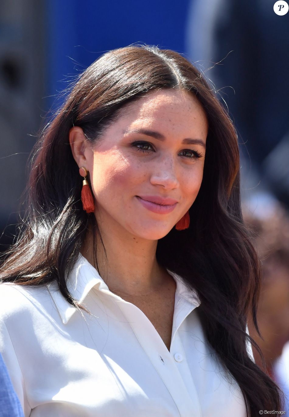 Le prince Harry, duc de Sussex, et Meghan Markle, duchesse de Sussex, rencontrent des jeunes entrepreneurs locaux à Tembisa, Afrique du Sud, le 2 octobre 2019.