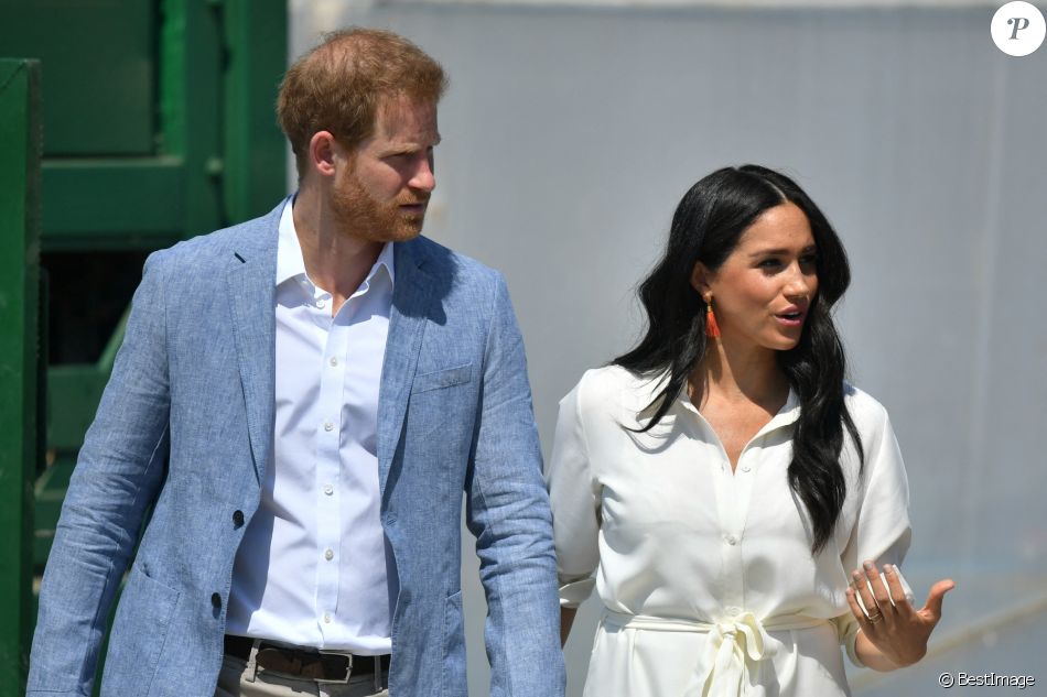 Le prince Harry, duc de Sussex, et Meghan Markle, duchesse de Sussex, rencontrent des jeunes entrepreneurs locaux à Tembisa, Afrique du Sud, le 2 octobre 2019.