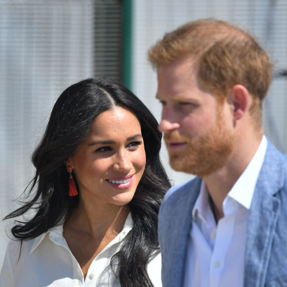 Le prince Harry, duc de Sussex, et Meghan Markle, duchesse de Sussex, rencontrent des jeunes entrepreneurs locaux à Tembisa, Afrique du Sud