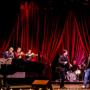 Exclusif - "À crédit et en stéréo", une soirée avec Laurent Gerra et Eddy Mitchell, 9 musiciens (et un barman, l'humoriste Chicandier) pour un spectacle unique de chansons et d'humour, spécialement créé pour être diffusé sur Internet le 27 mai 2021. © ANDRED / Bestimage