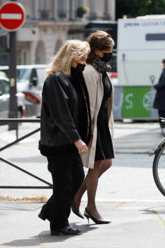 Catherine Deneuve - Sortie des obsèques de Jean-Yves Bouvier en l'église Notre-Dame d'Auteuil, chapelle Sainte Bernadette à Paris le 19 mai 2021.