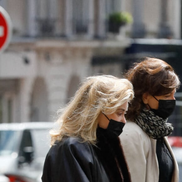 Catherine Deneuve - Sortie des obsèques de Jean-Yves Bouvier en l'église Notre-Dame d'Auteuil, chapelle Sainte Bernadette à Paris le 19 mai 2021.